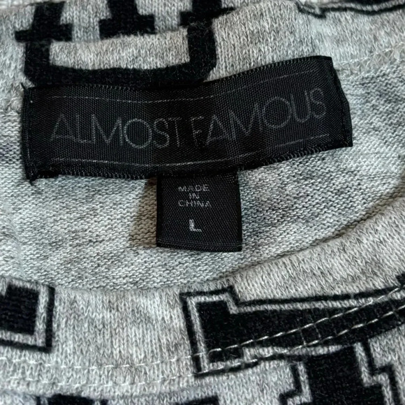 Almost Famous Light Sweater Size L. “Love” and “Live” Graphics in Gray and Black - Picture 6 of 6